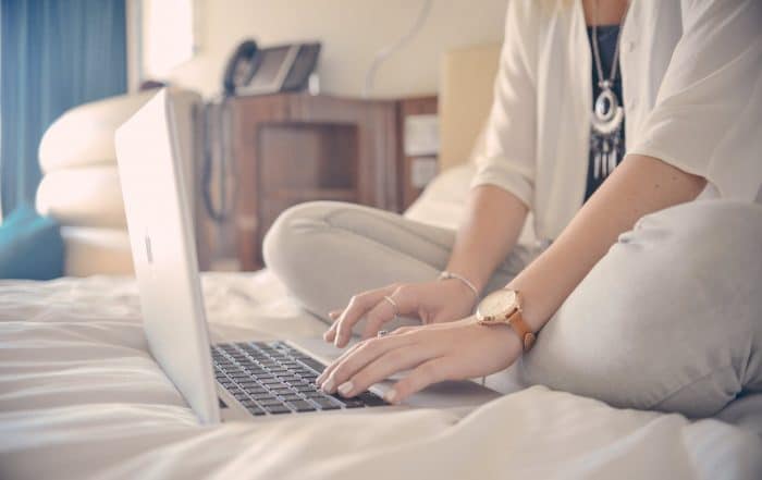 candidata al pc consulta le guide jobiri per scrivere un profilo LinkedIn perfetto