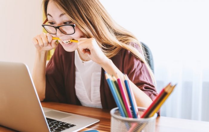 candidata nervosa mentre scrive lettera di presentazione per un tirocinio