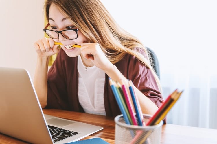 candidata nervosa mentre scrive lettera di presentazione per un tirocinio