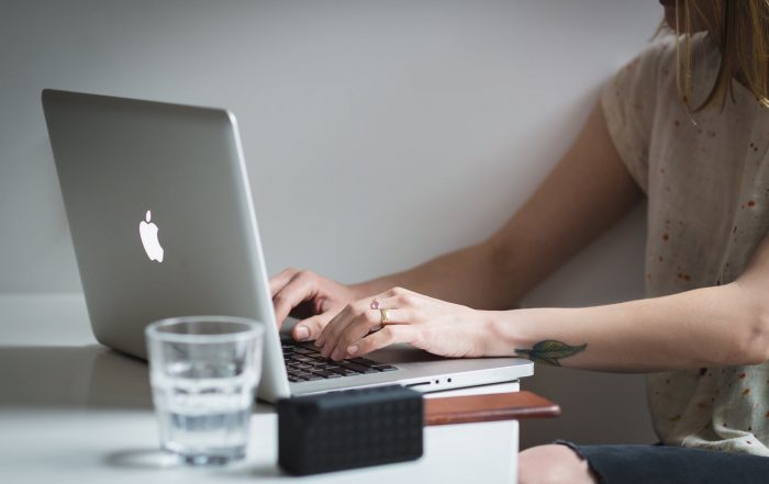 candidata invia una email di follow-up dopo un colloquio
