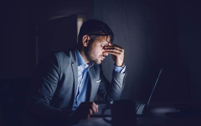 uomo preoccupato perché non trova lavoro online