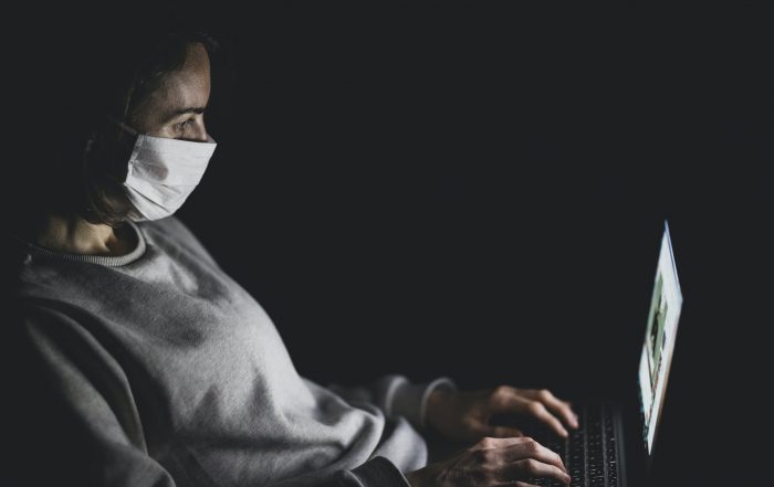 persona con mascherina al lavoro durante il coronavirus