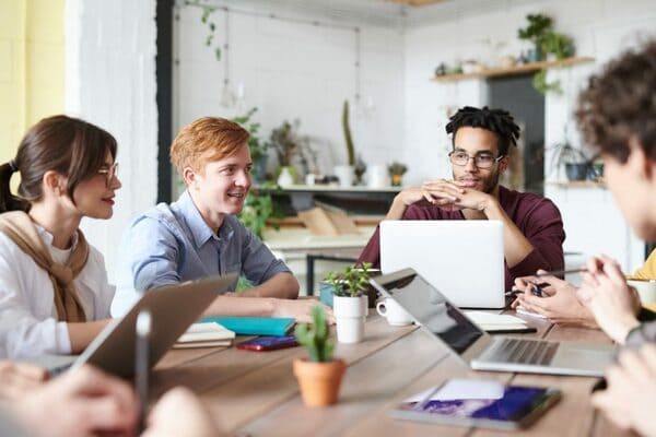 quattro ragazzi creano un network professionale seduti insieme intorno a un tavolo