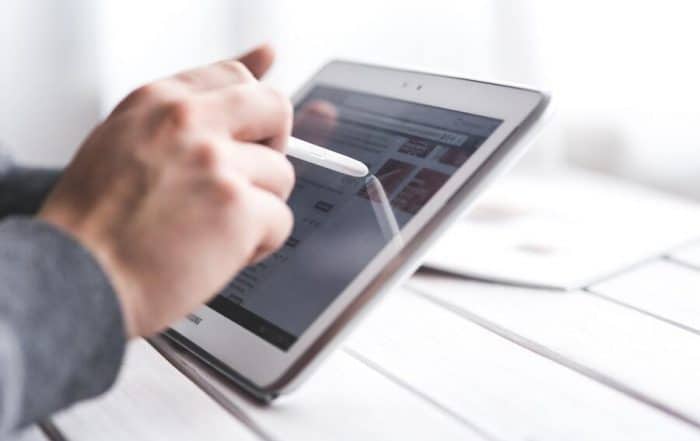 addetto ai servizi al lavoro nei centri per l'impiego utilizza tablet per accedere ai servizi digitali del cpi