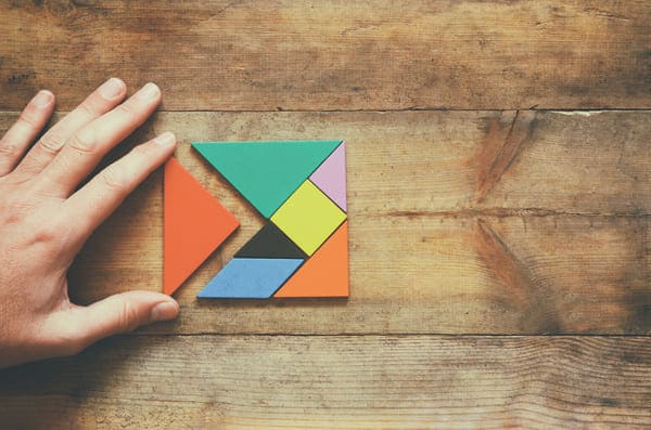 un rompicapo colorato in legno, test di problem solving utilizzato durante i colloqui