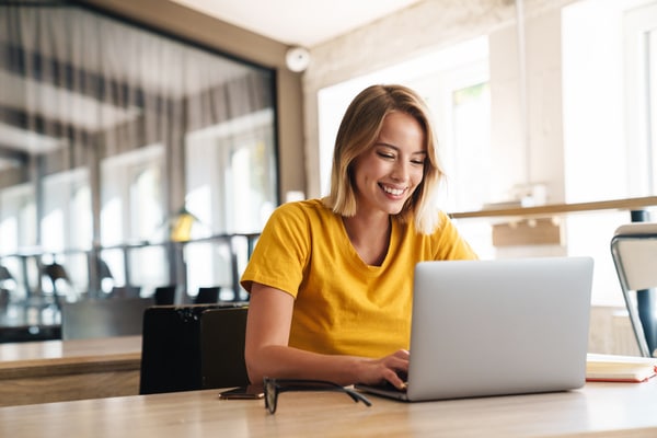 studentessa universitaria cerca opportunità per lavorare durante gli studi