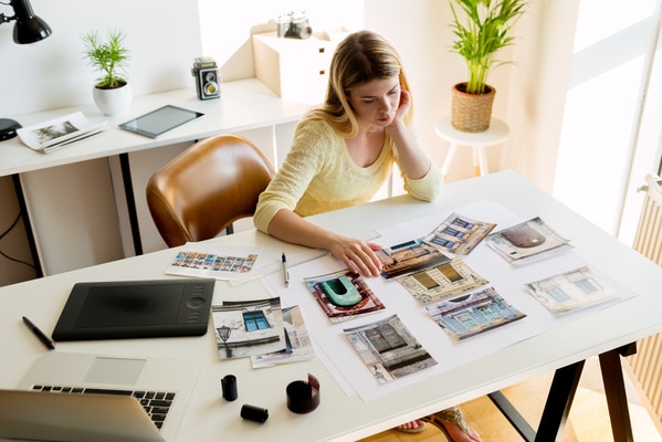 candidata realizza il prototipo cartaceo del suo portfolio lavori online