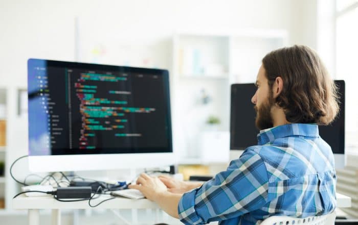 esperto in ambito it mentre utilizza i programmi informatici che ha elencato nel CV in fase di selezione