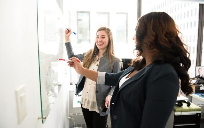 due recruiter elaborano una strategia di employer branding finalizzata all'acquisizione di talenti