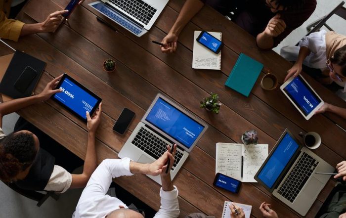 persone in cerca di opportunità di carriera lavorativa fanno networking