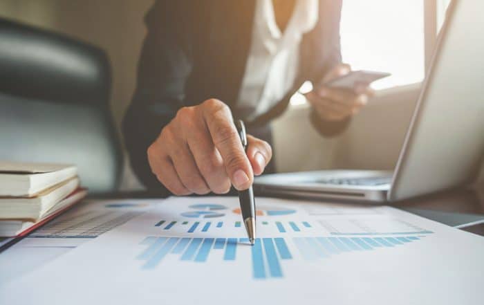 recruiter analizza le competenze digitali nel CV di un candidato