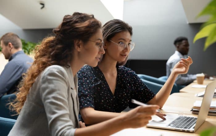 due studentesse prossime alla laurea valutano le offerte di tirocinio extracurriculare