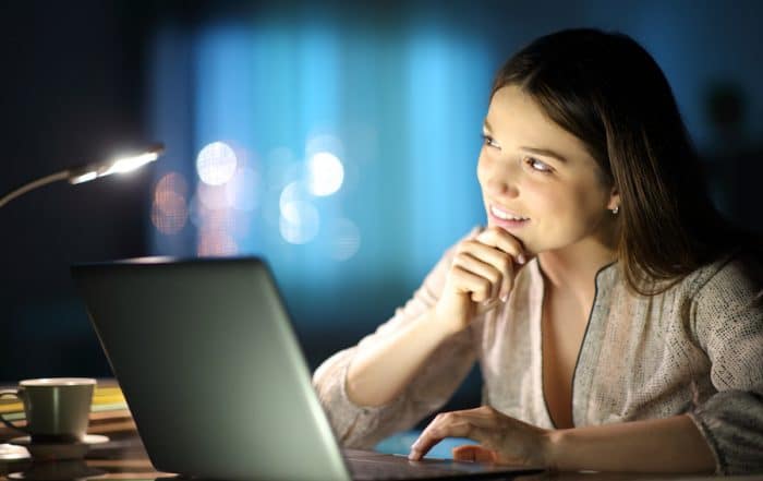 candidata di fronte al pc valuta che lavoro fare
