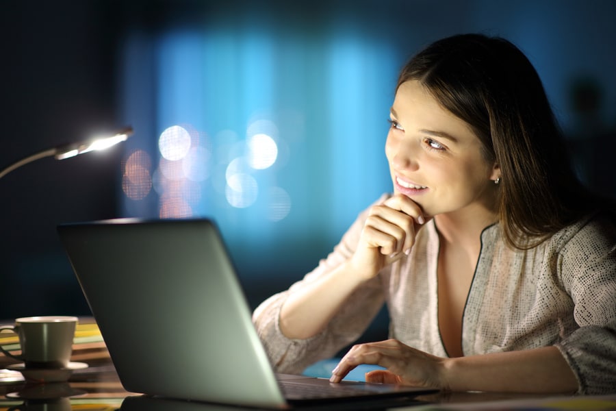 candidata di fronte al pc valuta che lavoro fare