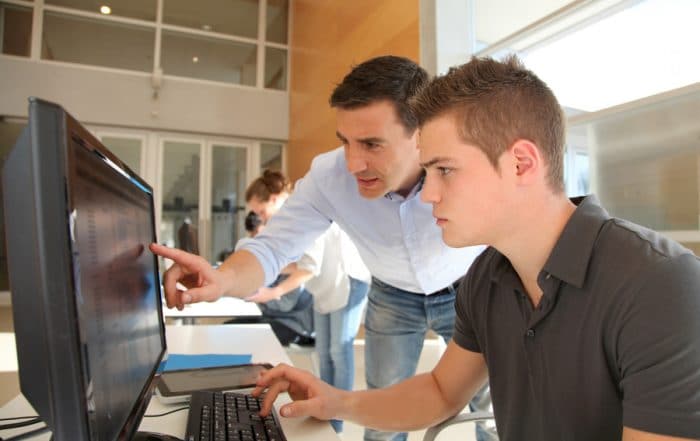 due giovani laureati cercano opportunità di stage post laurea