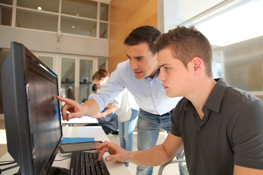 due giovani laureati cercano opportunità di stage post laurea