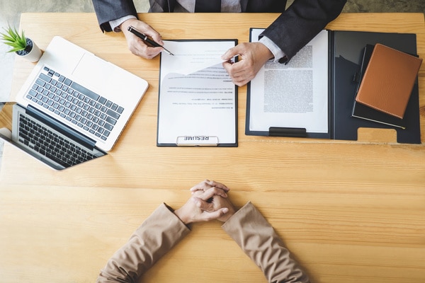 candidato di fronte al recruiter con pc mentre utilizza nuove tecniche di selezione del personale