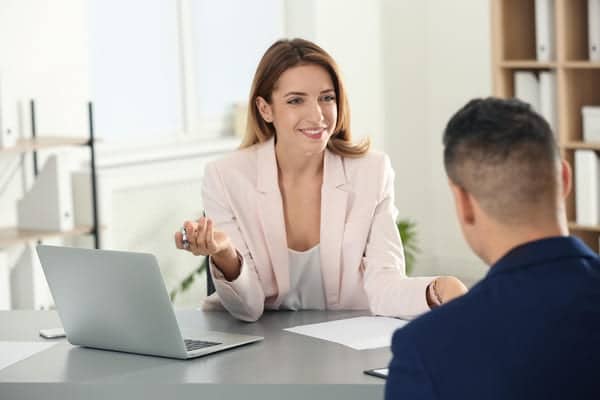 durante un colloquio la recruiter invita il candidato ad essere sintentico