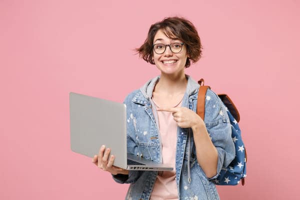 ragazza neodiplomata con pc mentre cerca lavoro dopo il diploma