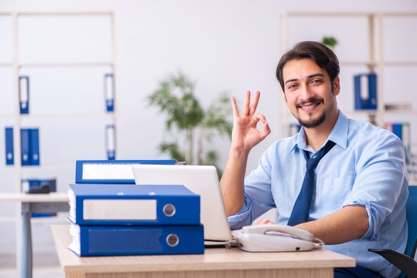 uomo in ufficio dopo il suo rientro al lavoro a seguito di una lunga assenza