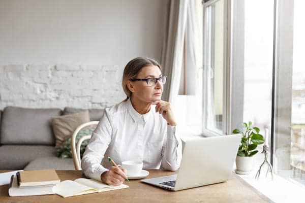 lavoratrice affronta crisi di lavoro