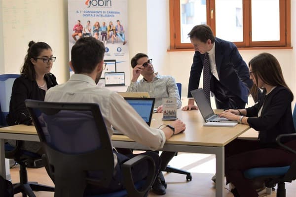 Lavora con noi - il team Jobiri durante un meeting