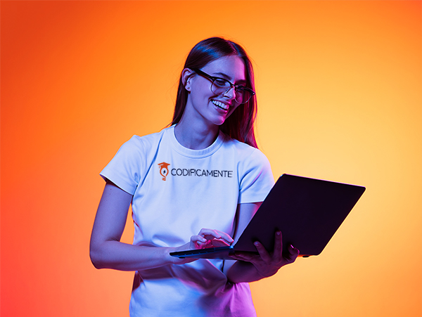codificamente_cover_shirt_laptop