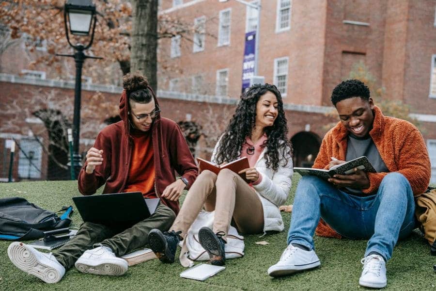 studenti interagiscono nel campus