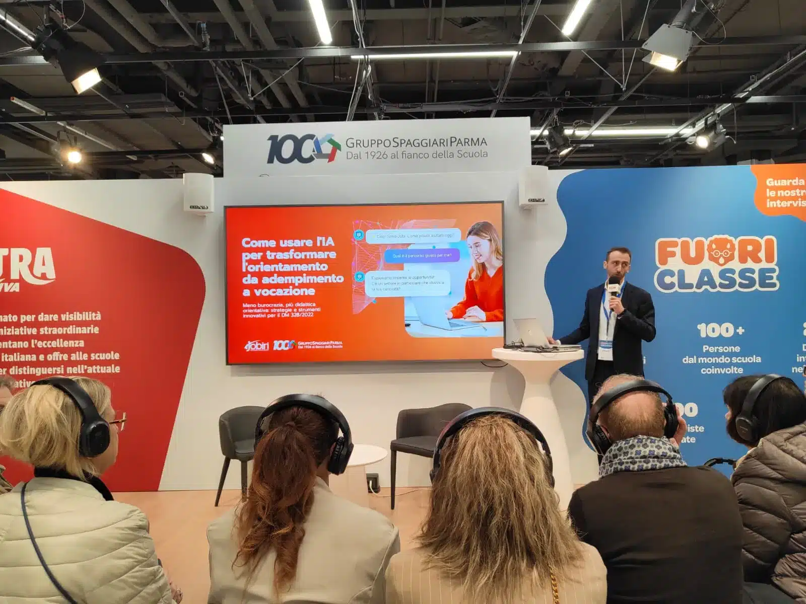 persone ascoltano un webinar di Jobiri alla fiera didacta