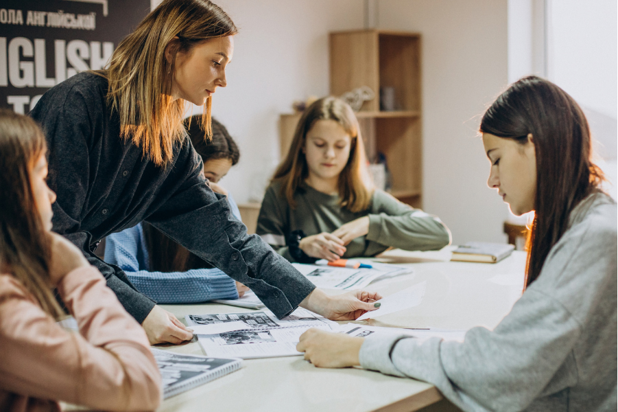 PBL_sviluppato_in_classe insegnante segue gruppo di alunne nel risolvere un problema