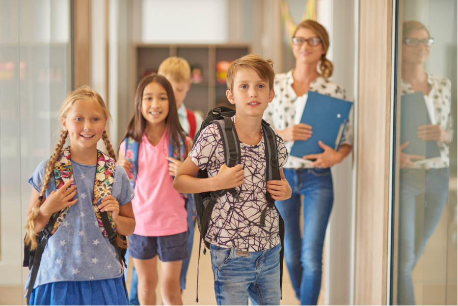 alunni entrano in classe il primo giorno di scuola