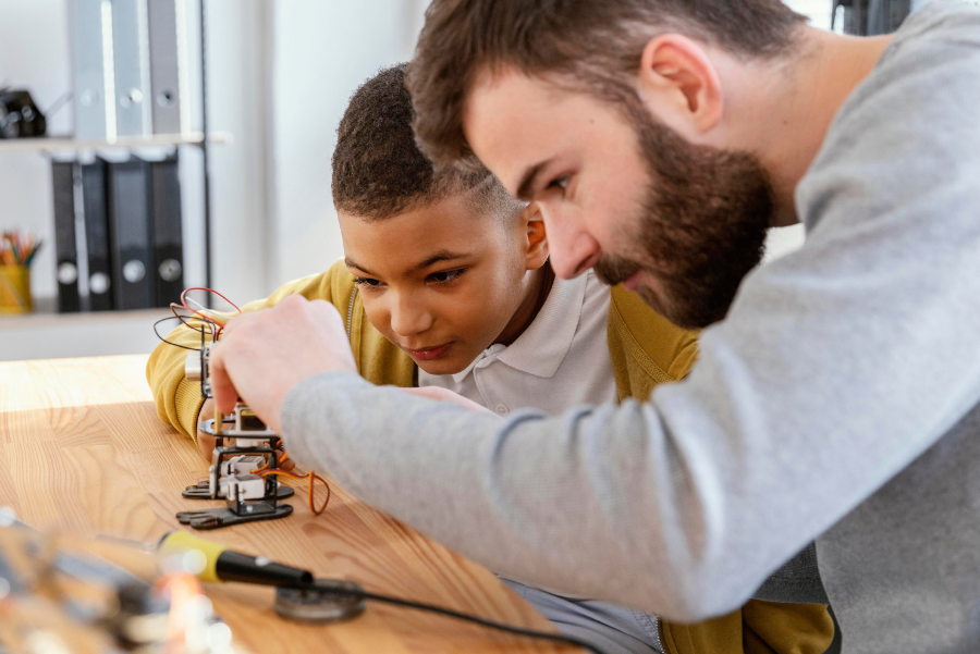attività STEM svolta in classe tra docente e alunno