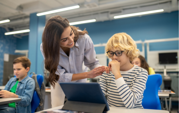 docente aiuta uno studente in classe per capire le sue preferenze per il futuro