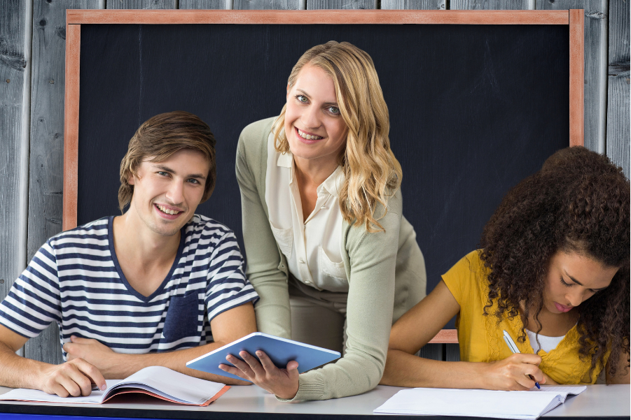 docente aiuta uno studente durante il suo percorso di orientamento