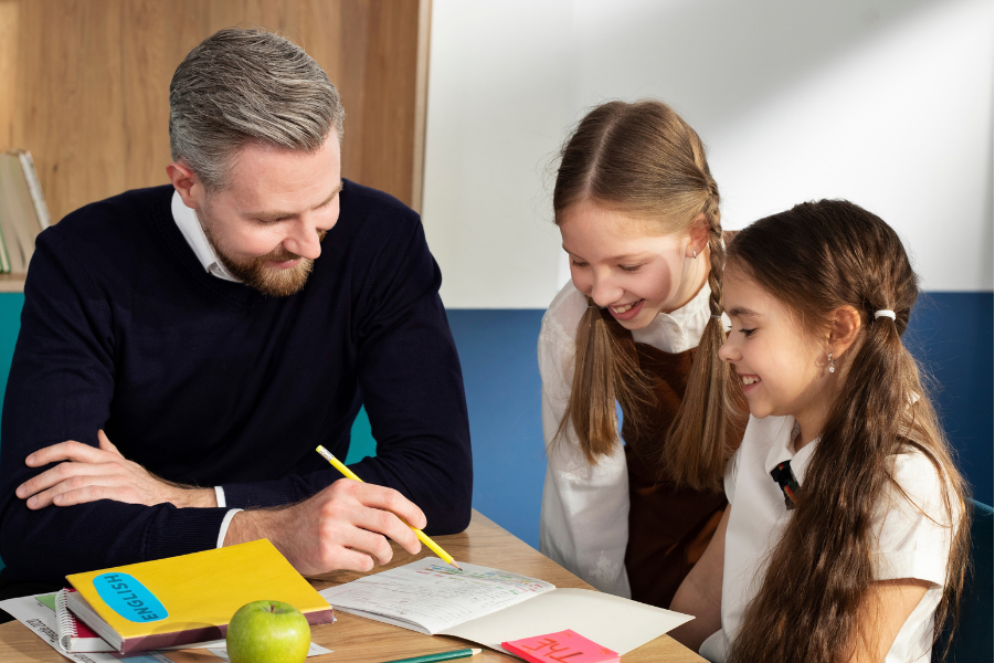 docente discute con le sue alunne per il loro futuro scolastico