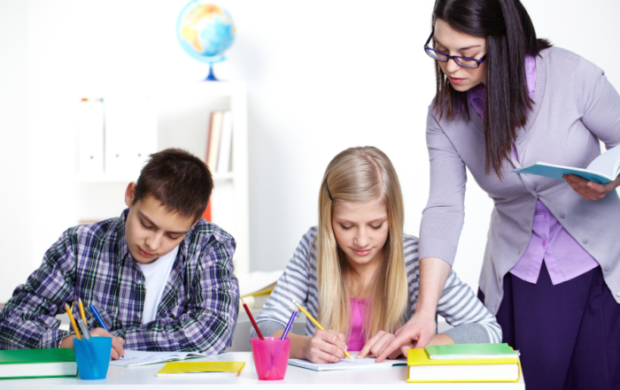 docente segue i suoi studenti durante un test per l'orientamento
